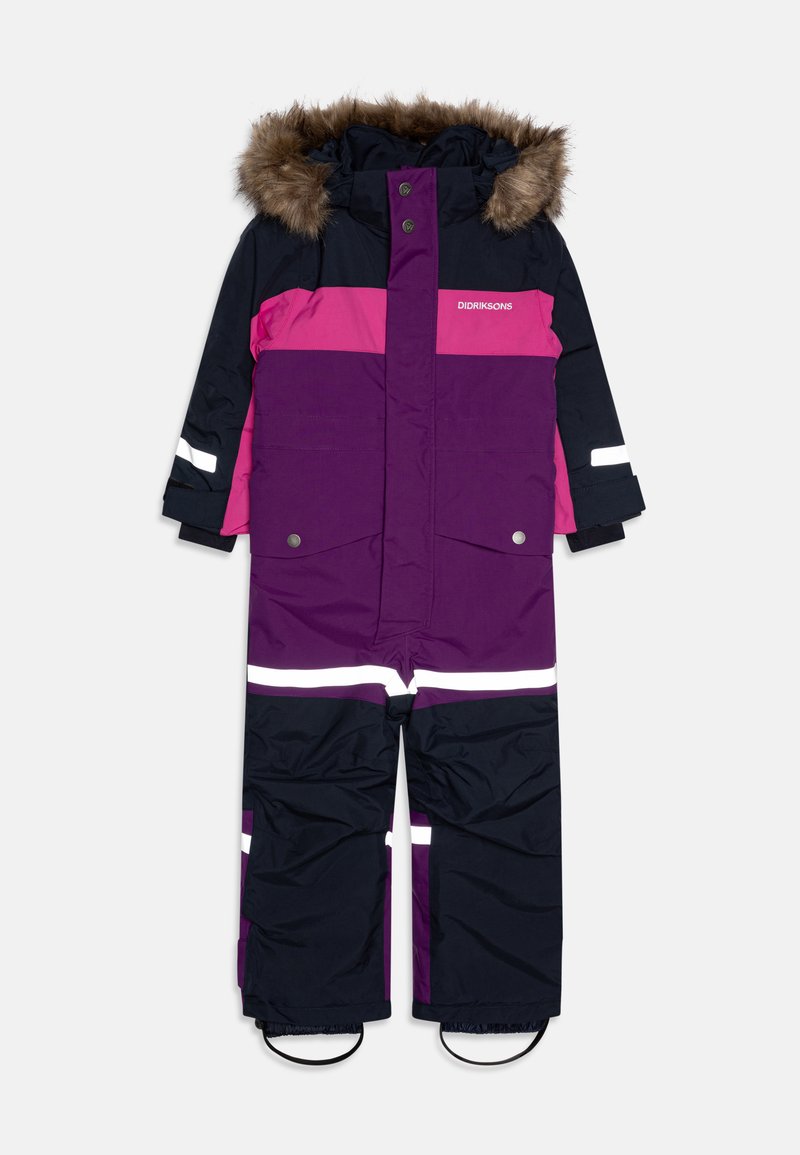 Snowsuit roxo e azul marinho com capuz forrado a pelo, riscas refletoras e botões de pressão; apresenta um design em blocos de cor para maior visibilidade.