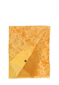 Gul tørklæde lavet af letvægtsstof med et blomsterprint. Frynsede kanter og et lille logo-tag i det ene hjørne.