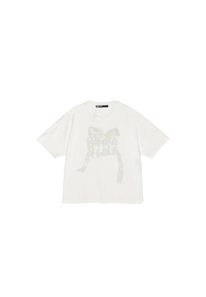 Biała koszulka z krótkim rękawem wykonana z bawełny, z jasnoszarym nadrukiem graficznym przypominającym wstążkę oraz tekstem na środku.