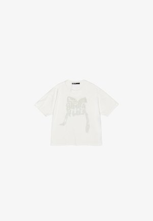 Biała koszulka z krótkim rękawem wykonana z bawełny, z jasnoszarym nadrukiem graficznym przypominającym wstążkę oraz tekstem na środku.