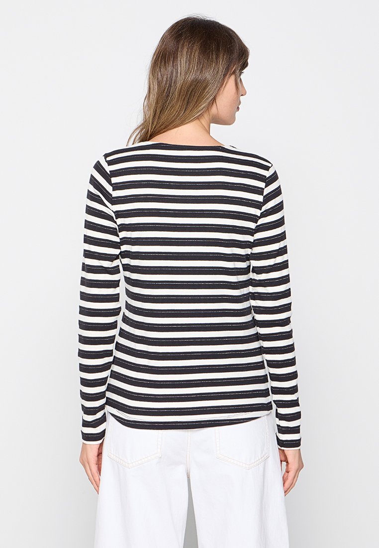 Camisa de manga larga con rayas horizontales en blanco y negro, tejido suave, cuello redondeado y silueta ajustada.