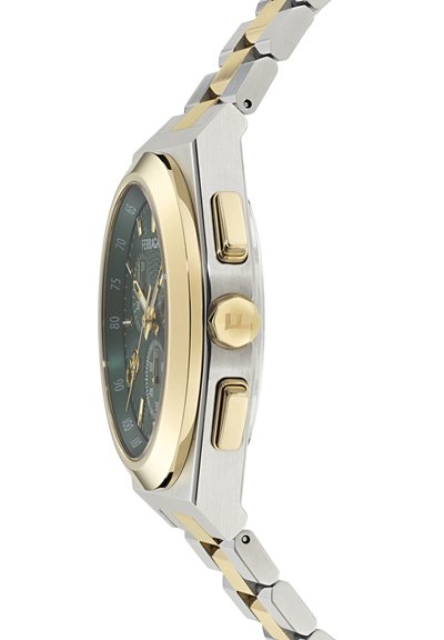 Reloj en tonos plateado y dorado con caja rectangular, esfera gris, acentos dorados y pulsera con un diseño estampado. Cuenta con dos botones de presión.