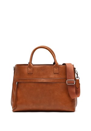 Porte-documents en cuir marron avec deux poignées, une poche avant zippée, et une bandoulière en tissu détachable avec boucle en métal.