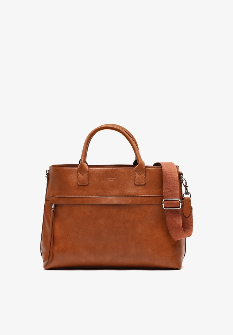 Porte-documents en cuir marron avec deux poignées, une poche avant zippée, et une bandoulière en tissu détachable avec boucle en métal.