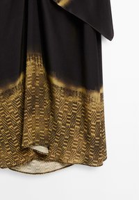 Tissu à motif noir et doré avec un design dégradé. Présente des motifs géométriques et une texture lisse et fluide. Les bords sont doucement courbés.