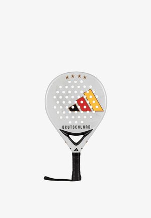 Weißes Padelracket mit schwarzem Griff, perforierter Oberfläche, Deutschland-Flaggen-Design, "DEUTSCHLAND" Schriftzug und vier Sternen über dem Kopf.