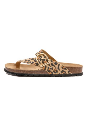 Sandal en imprimé léopard avec une sangle en daim marron, boucle en or, semelle en liège et semelle texturée noire ; design à bout ouvert pour la respirabilité.