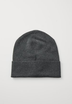 Gorro de punto gris oscuro con puño doblado. Textura suave con un acabado liso y un sutil patrón de canalé en el puño. Diseño minimalista.