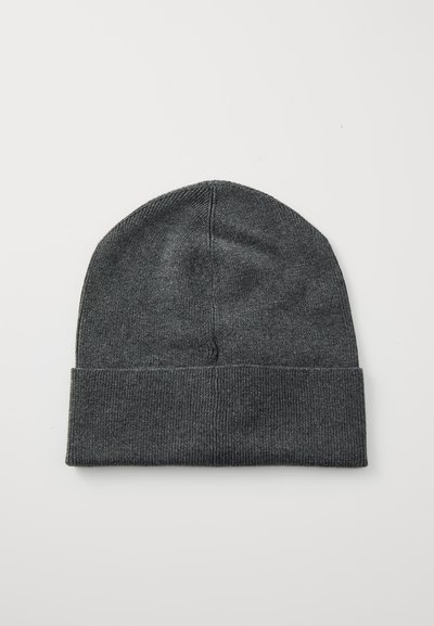 Tmavě šedá pletená čepice s přehnutým lemem. Měkká textura s hladkým povrchem a jemným proužkovaným vzorem na lemu. Minimalistický design.