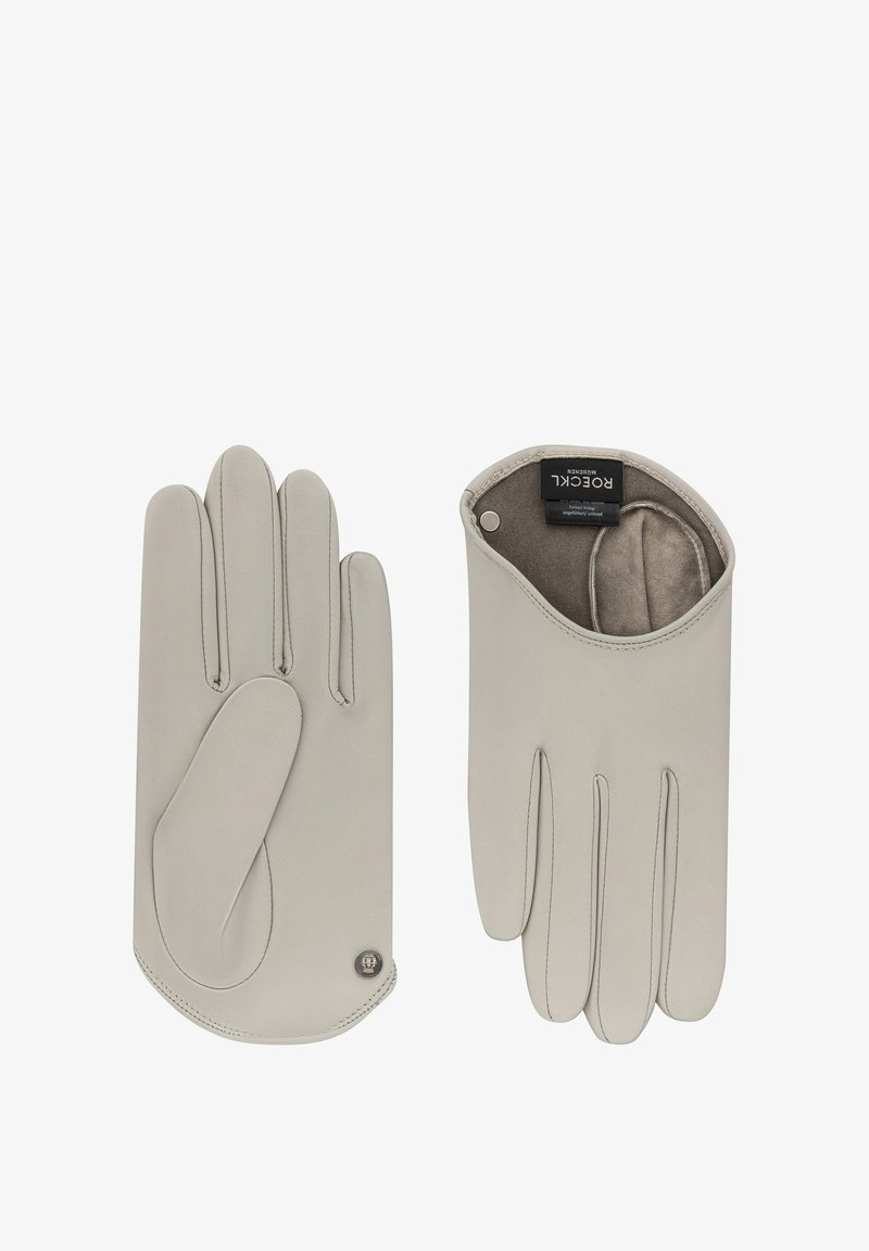 Guantes de cuero gris claro con una textura suave, que presentan un corte ligeramente curvado, detalles cosidos y un acento de logotipo en el puño.