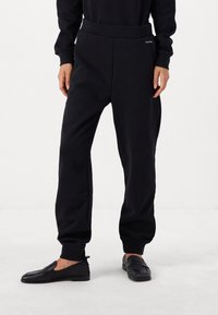 Calvin Klein NANO LOGO  - Treniņtērpa apakšdaļas - black
