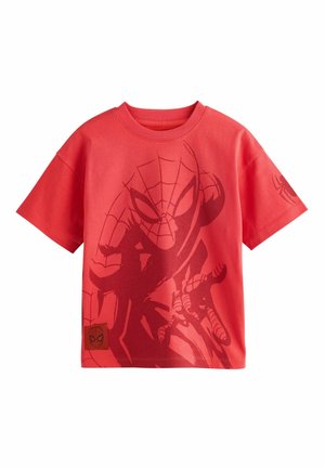 Červené krátke tričko s krátkym rukávom, na prednej strane so veľkou grafikou Spider-Mana a malým pavúčím emblémom na ľavom rukáve.