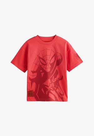 Maglietta rossa a maniche corte con una grande grafica di Spider-Man sul davanti e un piccolo emblema a forma di ragno sulla manica sinistra.