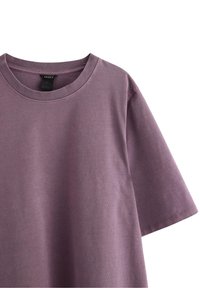 Kortærmet lila t-shirt lavet af blødt bomuld, med en rund halsudskæring og en glat tekstur med subtile horisontale striber.
