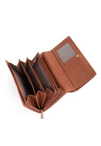 Portafoglio in pelle marrone con più scomparti, una fessura trasparente per l'ID e slot per carte, caratterizzato da una finitura testurizzata e dettagli in metallo dorato.