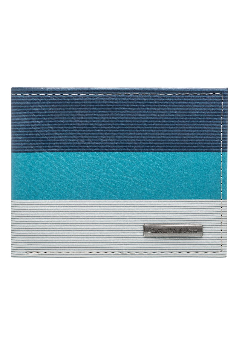 Cartera de rayas horizontales en azul marino, verde azulado y blanco con una pequeña placa con el logotipo metálico de Quiksilver en la esquina inferior derecha.