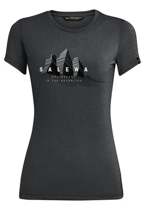 Donkergrijs aansluitend t-shirt met gestileerde bergafbeelding en de tekst "SALEWA Engineered in the Dolomites" op de voorkant.