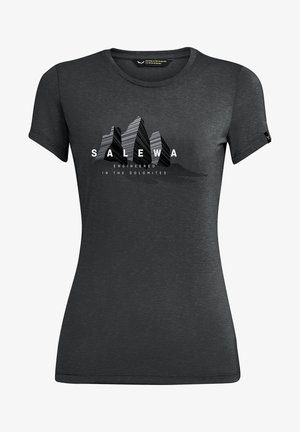 Ciemnoszary dopasowany t-shirt z stylizowaną grafiką gór i napisem "SALEWA Engineered in the Dolomites" na przodzie.