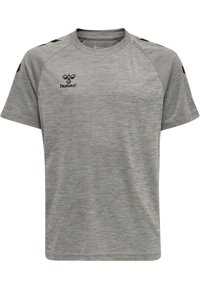 Grå trænings t-shirt med korte ærmer, rund hals og sorte accentpaneler på skuldrene. Har Hummel-logoet på brystet. Blød tekstur.