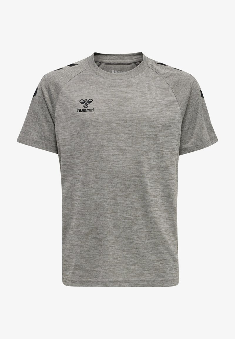 Grå trænings t-shirt med korte ærmer, rund hals og sorte accentpaneler på skuldrene. Har Hummel-logoet på brystet. Blød tekstur.