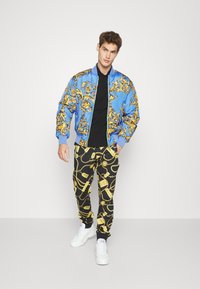 Versace Jeans Couture PRINTED GARLAND - Blusão aviador - blue/gold
