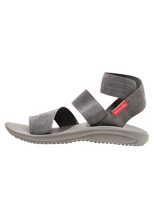 Graue Columbia-Sandale mit drei elastischen Riemen, einem, der um den Knöchel gelegt wird, und einer strukturierten Sohle für Komfort und Halt.