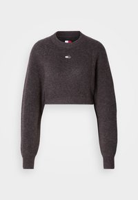 Pulover gri scurt, cu textură bătută, mâneci lungi și decolteu rotund. Are un mic logo în partea din față.