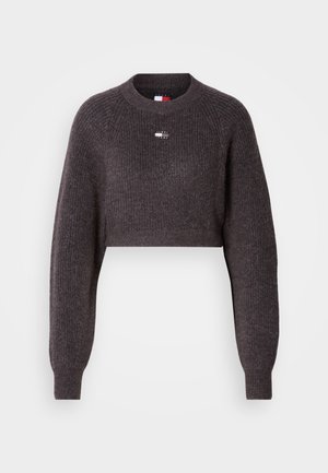 Suéter gris recortado con textura acanalada, mangas largas y cuello redondo. Cuenta con un pequeño logo en la parte delantera.