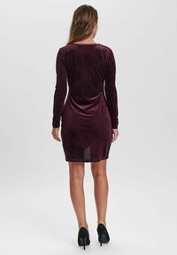 Vero Moda Pouzdrové šaty - bordeaux