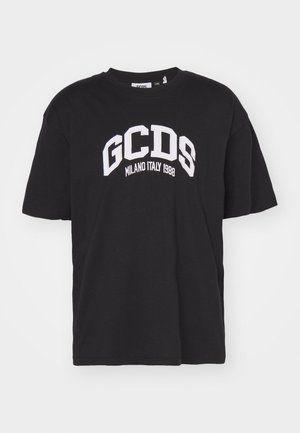 T-shirt en coton noir à manches courtes, présentant un texte brodé blanc "GCDS MILANO ITALY 1988" en forme d'arc sur le devant.