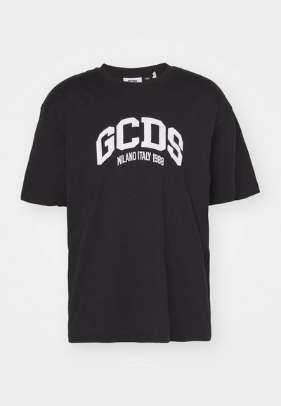 T-shirt nera in cotone a maniche corte, con testo ricamato bianco "GCDS MILANO ITALIA 1988" disposto ad arco sulla parte frontale.