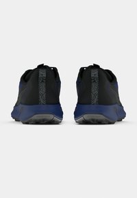 Čierne a modré športové topánky s textúrovaným sieťovaným zvrškom, gumovou podrážkou a kontrastnými dizajnovými prvkami na päte a bokoch.