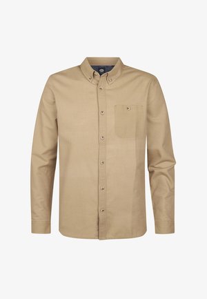 Chemise à manches longues beige, à boutons, avec col boutonné et poche poitrine, fabriquée en tissu lisse, présentée sur fond blanc uni.