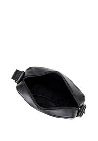 Borsa a tracolla nera in pelle con una texture liscia, forma rettangolare, chiusura a zip e fodera interna. Tracolla regolabile su un lato.