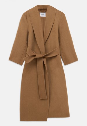 Barna gyapjúkabát, sallanggallérral, hosszú ujjakkal és derékon megkötött övvel. Minimalista dizájn, texturált szövet és térd középig érő fazon.