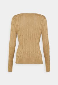 Pull beige en maille torsadée avec manches longues et ourlet côtelé, vu de dos sur un fond blanc uni.