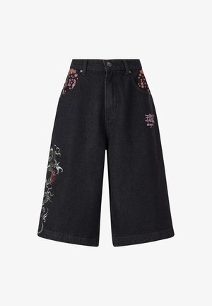 Pantaloni corti culotte in denim nero con tasche ricamate a fiori e un motivo di drago. Presentano una chiusura con bottone e un logo stampato sul retro.