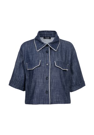 Donkerblauw cropped denim overhemd met korte mouwen, knopen aan de voorkant, klepzakken op de borst en witte contrasterende stiksels op de kraag en zakken.