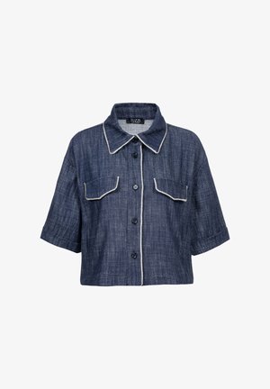 Donkerblauw cropped denim overhemd met korte mouwen, knopen aan de voorkant, klepzakken op de borst en witte contrasterende stiksels op de kraag en zakken.