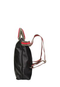 Zaino in pelle nera con forma arrotondata, caratterizzato da spallacci multicolore in rosso, verde e grigio, che evidenziano una superficie testurizzata.