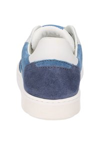 Sneaker mit einem Obermaterial aus Leder und Wildleder, in hellblauen und marineblauen Farbtönen, einer weißen Gummisohle und einem strukturierten Fersendetail.