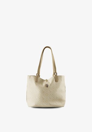 Sac fourre-tout beige avec double anses, texture subtilement imprimée et un petit emblème métallique décoratif au centre avant.