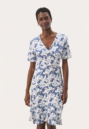 Blumen Wickelkleid in Weiß mit blauen Mustern. Verfügt über kurze Ärmel, einen V-Ausschnitt und einen gerafften Saum für zusätzliche Textur und Details.