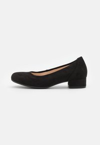 Flats de ballet en daim noir avec un bout arrondi et un petit talon block, présentant une texture lisse et un design épuré.