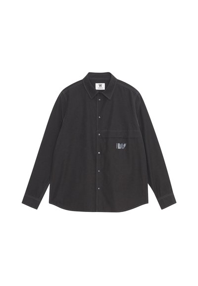 Chemise noire à manches longues en coton, dotée d'une fermeture à boutons, d'une poche poitrine et de détails de couture contrastés.