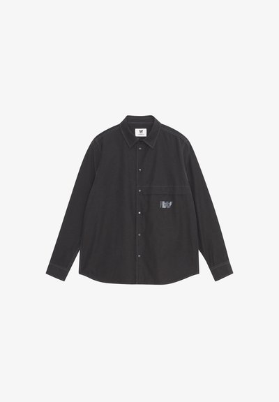 Schwarzes Langarmshirt aus Baumwolle mit Knöpfen, einer Brusttasche und kontrastierenden Nahtdetails.