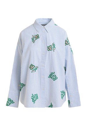 Camicia a righe azzurro chiaro e bianco a maniche lunghe con bottoni frontali, colletto appuntito e ricami floreali verdi sparsi sul tessuto.