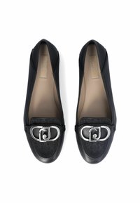 Zwarte platte schoenen met een glad leren bovenwerk, een gestructureerde zwarte accent en een zilveren gespdetail op de neus.