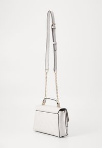 Borsa a spalla in pelle bianca con motivo testurizzato, accenti neri, catena e tracolla regolabile, caratterizzata da una forma rettangolare strutturata.
