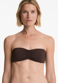 Rjav bandeau bikini zgoraj z nabrano teksturo na sredini, brezšivna zasnova in enotna barva. Prilagodljiv za udobje in prileganje.